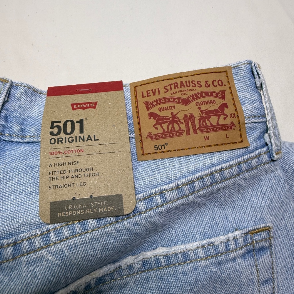 Levi's 501 Original Fit Jeans NWT  in a light wash size 26x28 - Picture 5 of 9